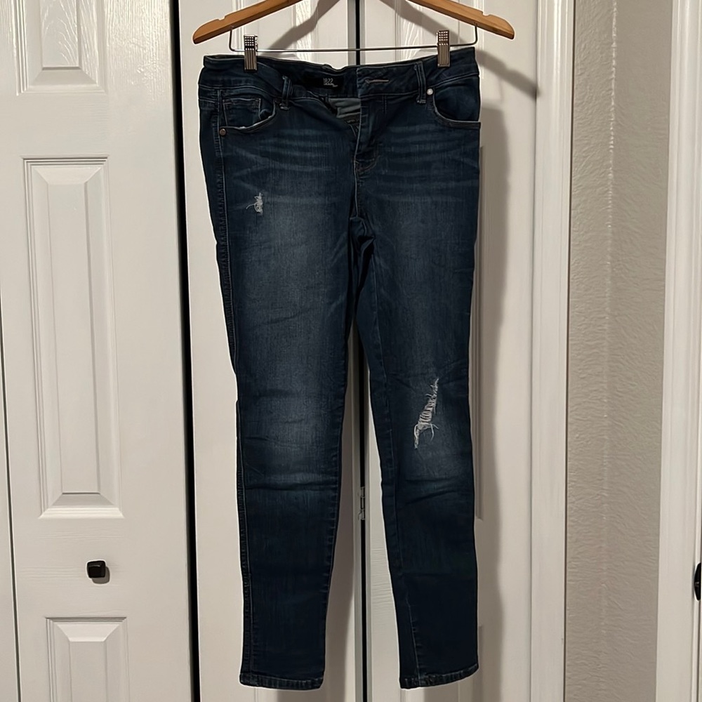1822: Women’s distressed medium wash jeans, size 29